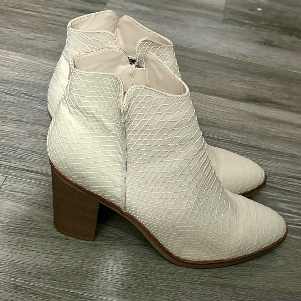 M.I.A. hollie skin boots in Off-white. Size 10